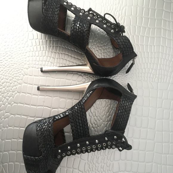 Heels - Picture 2 of 10